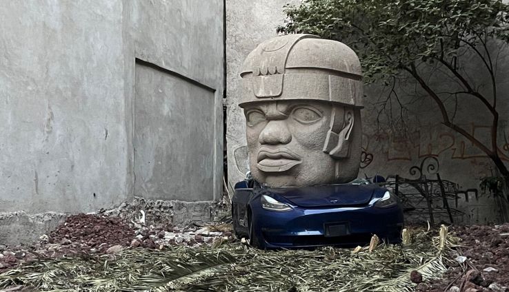 Aplasta cabeza Olmeca un Tesla con valor de 1 millón de pesos 