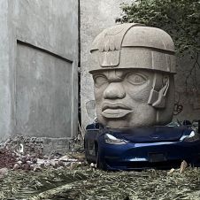 Aplasta cabeza Olmeca un Tesla con valor de 1 millón de pesos 