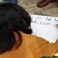 Marchan estudiantes de la UAEM y exigen no más trabas para educación.jpg